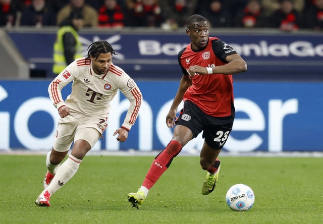Soccer Football - Bundesliga - Bayer Leverkusen v Bayern Munich - BayArena, Leverkusen, Germany - February 15, 2025 Bayern Munich's Serge Gnabry in action with Bayer Leverkusen's Nordi Mukiele REUTERS/Heiko Becker