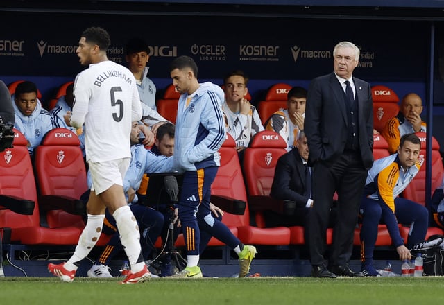Soccer Football - LaLiga - Osasuna v Real Madrid - El Sadar Stadium, Pamplona, Spain - February 15, 2025 Real Madrid coach Carlo Ancelotti looks on as Real Madrid's Jude Bellingham is sent off REUTERS/Vincent West
