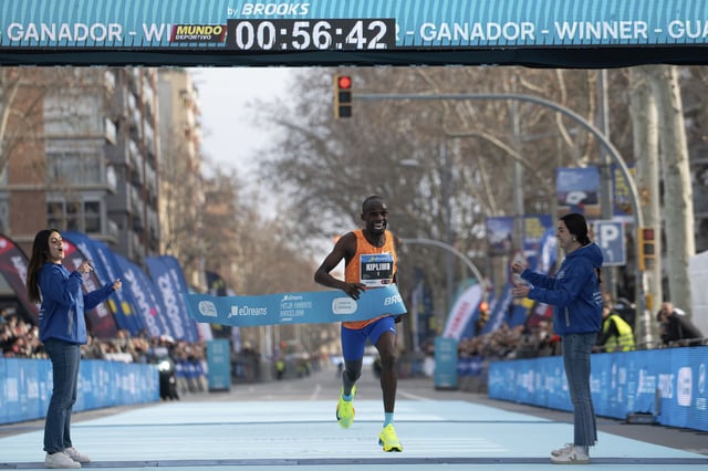 Race winner Jacob Kiplimo breaks the world record at the eDreams Mitja Marató de Barcelona, February 16, 2025, in Barcelona, Catalonia (Spain). This edition has broken a record number of registrations, with up to 30,000 runners signed up. This race, along with the classic 42-kilometer Marathon, has become one of the most important sporting events in the city.