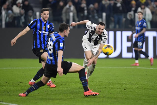 Soccer Football - Serie A - Juventus v Inter Milan - Allianz Stadium, Turin, Italy - February 16, 2025 Juventus' Federico Gatti in action with Inter Milan's Benjamin Pavard REUTERS/Massimo Pinca