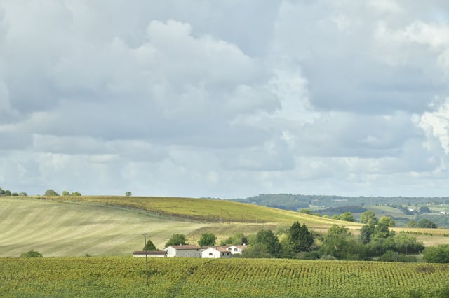 Ciel gris et éclaircie au dessus de la campagne du Périgord Vert au Bourg de Vendoire
