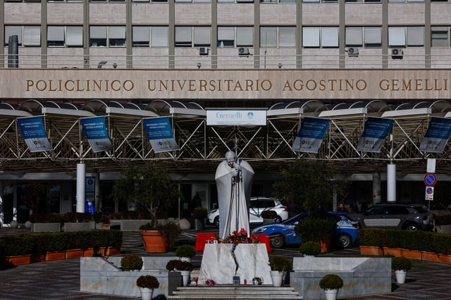 Une vue générale de l’hôpital Gemelli où le pape François est hospitalisé pour un traitement de bronchite à Rome, le 15 février 2025.