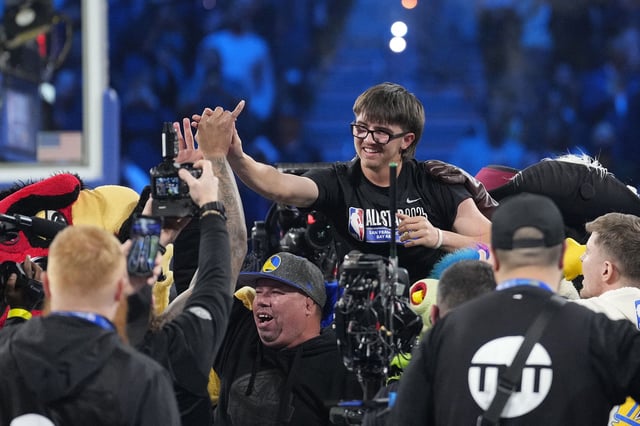 Jaren Barajas won $100,000 by beating Damiam Lillard in a shooting contest.