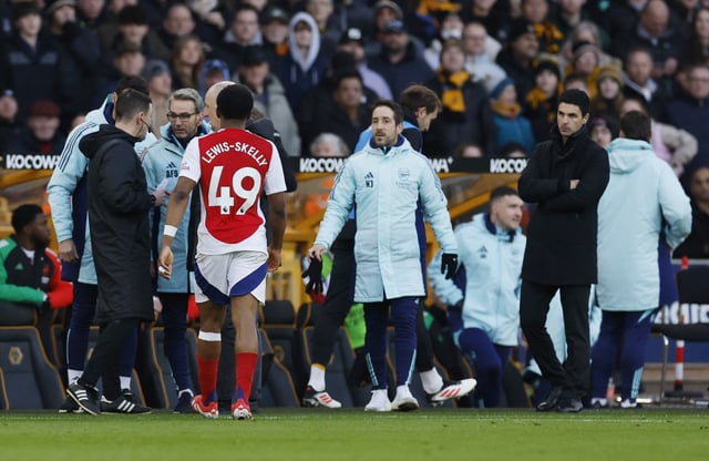 Soccer Football - Premier League - Wolverhampton Wanderers v Arsenal - Molineux Stadium, Wolverhampton, Britain - January 25, 2025 Arsenal's Myles Lewis-Skelly is watched by manager Mikel Arteta as he leaves the pitch after being sent off Action Images via Reuters/Jason Cairnduff/File Photo