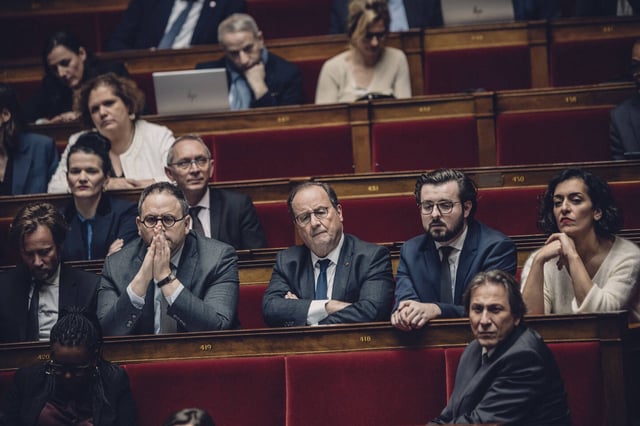 François Hollande et des députés PS à l'Assemblée nationale, le 11 février 2025.