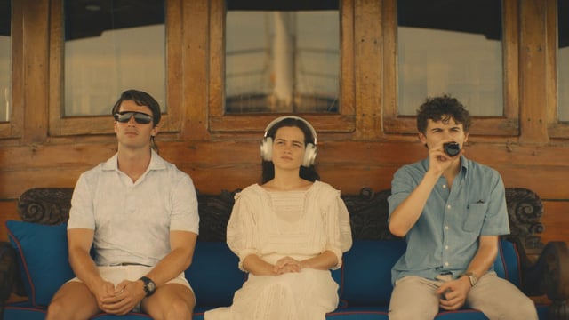 Patrick Schwarzenegger, Sarah Catherine Hook, Sam Nivola in
The White Lotus Season 3 - Episode 1.