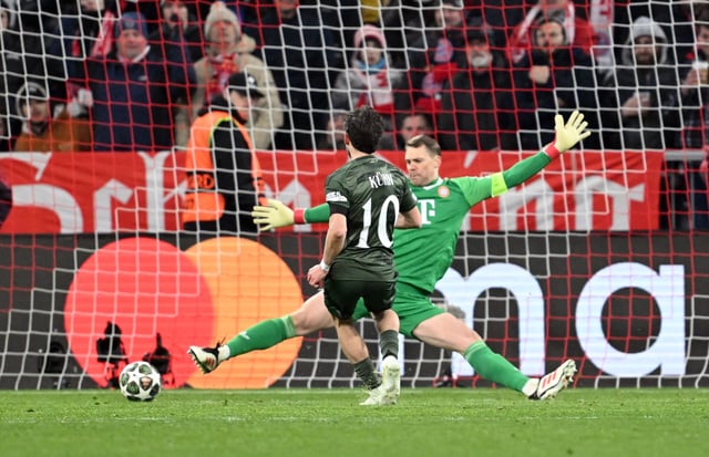 Celtics Nicolas Kühn trifft zum 0:1 gegen Bayern-Torwart Manuel Neuer