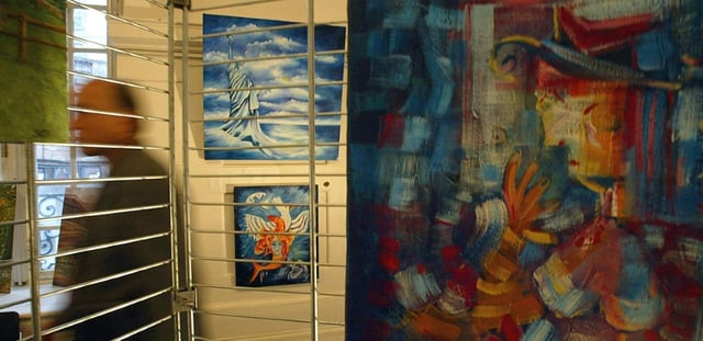 Exposition-vente de tableaux réalisés par des détenus pendant leur incarcération, à Strasbourg le 02 octobre 2002