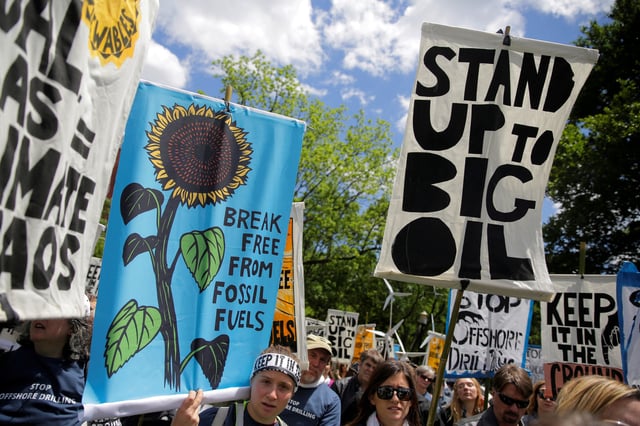 Environmental activists rally against offshore drilling during a demonstration in Lafayette Park in Washington, U.S., May 15, 2016.  REUTERS/Joshua Roberts/File Photo