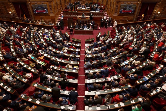 Le texte a été approuvé par 369 voix contre 160, avec le soutien du camp présidentiel, de la droite de l’alliance RN-UDR et des indépendants de Liot.