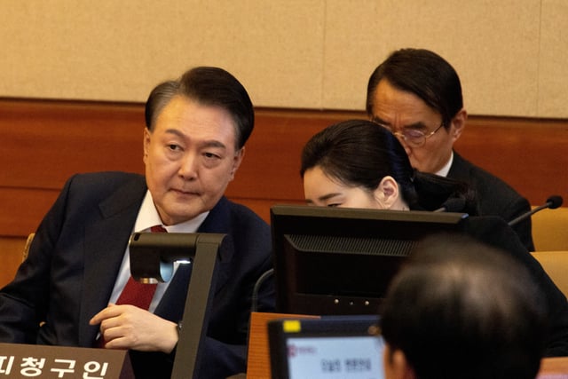 Le président destitué de la Corée du Sud, Yoon Suk Yeol, assiste à une audience de son procès en destitution à la Cour constitutionnelle de Séoul, en Corée du Sud, le 13 février 2025.