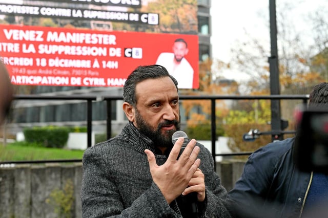 Cyril Hanouna présent lors de la manifestation en soutien à la chaine C8 organisée à la suite de la suppression de la chaine par l'Arcom.
