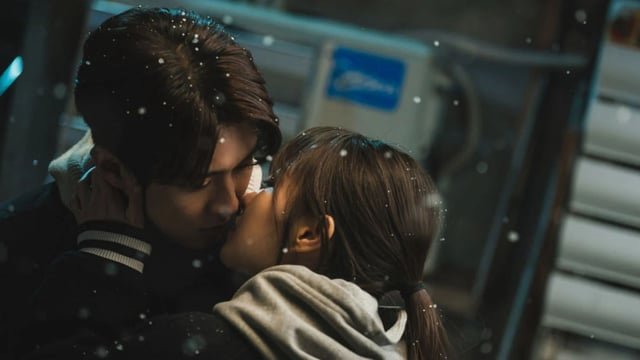 A couple kiss in a Netflix K-drama