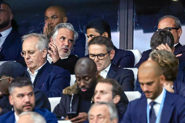 Vincent Labrune (au centre), président de la Ligue 1, n'a pas manqué de remercier Nasser al-Khelaïfi lors de la réunion.
