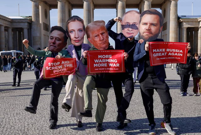 Des manifestants anti-Trump et anti-AfD, avec notamment un masque d'Alice Weidel, la dirigeante du parti d'extrême droite allemande, i devant la porte de Brandebourg, à Berlin, en février 2025.