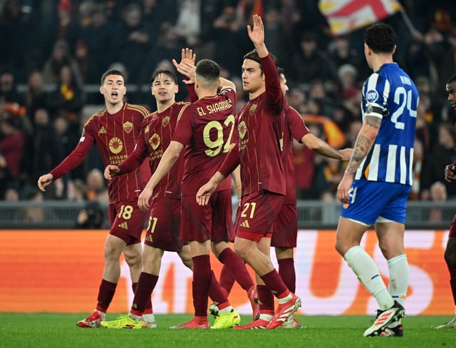 Soccer Football - Europa League - Knockout Phase Playoff - Second Leg - AS Roma v FC Porto - Stadio Olimpico, Rome, Italy - February 20, 2025 AS Roma's Niccolo Pisilli celebrates scoring their third goal with teammates REUTERS/Alberto Lingria