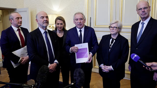 Le premier ministre, François Bayrou, entouré (de gauche à droite) de Laurent Marcangeli, Pierre Moscovici, Astrid Panosyan-Bouvet, Catherine Vautrin et Éric Lombard, s’exprime après avoir reçu les résultats du rapport de la Cour des comptes sur les retraites.