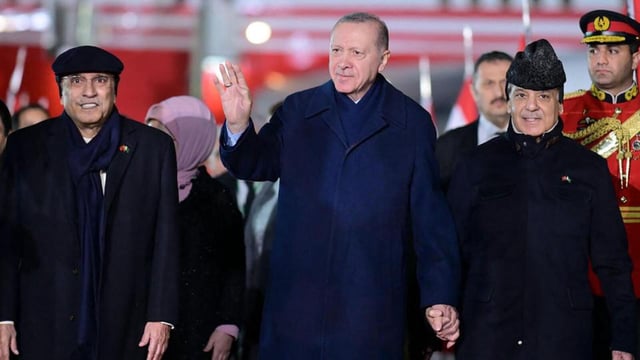 Pakistan President Asif Ali Zardari (L) and Prime Minister Shehbaz Sharif (R) greeting Turkey’s President Recep Tayyip Erdogan (C) on his arrival at the Nur Khan military airbase in Rawalpindi. (AFP PHOTO / Pakistan's Press Information Department)