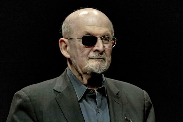 Salman Rushdie pose pour un portrait afin de promouvoir son livre « Knife : Meditations After an Attempted Murder », au Deutsches Theater à Berlin, Allemagne, jeudi 16 mai 2024.
