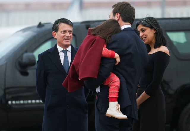 Manuel Valls accueille le vice-président américain JD Vance et la deuxième dame américaine Usha Vance, alors qu’ils arrivent à l’aéroport d’Orly à Paris, France, le 10 février 2025.