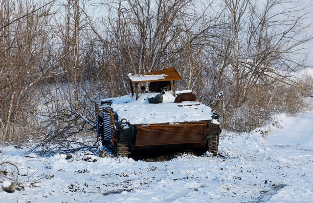 Une vue montre un véhicule de transport de troupes blindé brûlé détruit au cours du conflit Russie-Ukraine à Avdiivka.