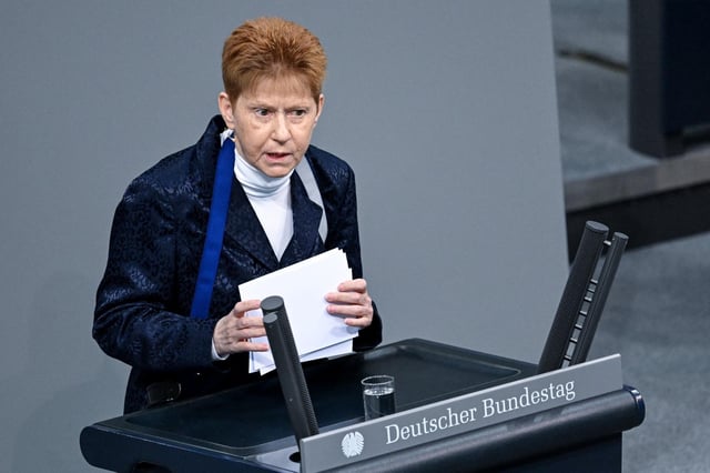 Petra Pau bei einer Sitzung des Bundestages