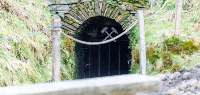 Der Eingang zum Besucherbergwerk „Stock und Scherenberger Erbstollen“ ist nach dem Einsatz von Feuerwehr und Polizei wieder verschlossen