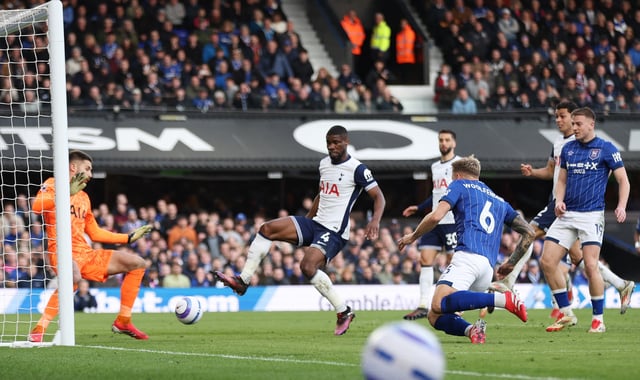 Soccer Football - Premier League - Ipswich Town v Tottenham Hotspur - Portman Road, Ipswich, Britain - February 22, 2025 Ipswich Town's Luke Woolfenden scores a goal that was later disallowed REUTERS/Chris Radburn