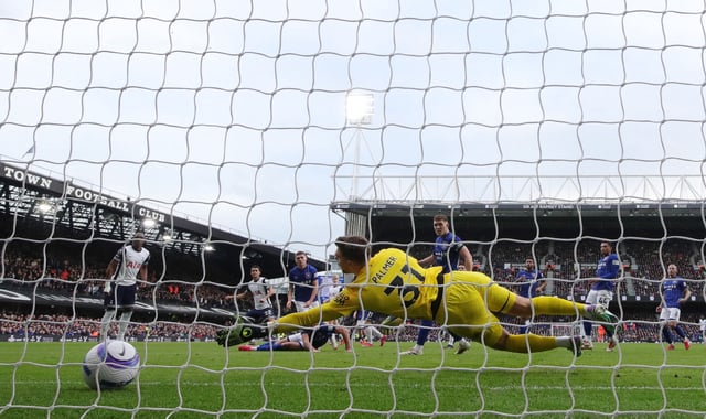 Soccer Football - Premier League - Ipswich Town v Tottenham Hotspur - Portman Road, Ipswich, Britain - February 22, 2025 Tottenham Hotspur's Brennan Johnson scores their second goal past Ipswich Town's Alex Palmer REUTERS/Chris Radburn