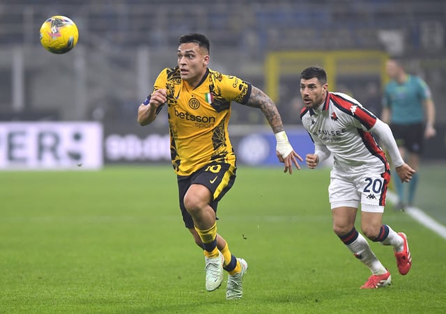 Soccer Football - Serie A - Inter Milan v Genoa - San Siro, Milan, Italy - February 22, 2025 Inter Milan's Lautaro Martinez in action with Genoa's Stefano Sabelli REUTERS/Massimo Pinca