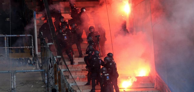 Polizeikräfte im Rostocker Stadion beim Versuch, dem Exzess Einhalt zu gebieten