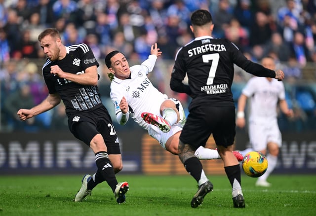 Soccer Football - Serie A - Como v Napoli - Stadio Giuseppe Sinigaglia, Como, Italy - February 23, 2025 Napoli's Giacomo Raspadori in action with Como's Ivan Smolcic and Gabriel Strefezza REUTERS/Daniele Mascolo