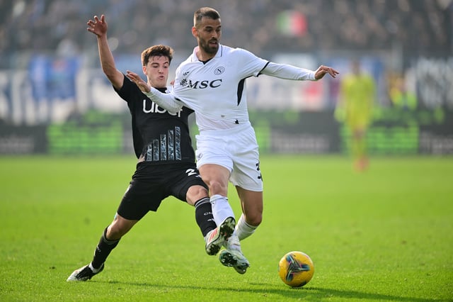Soccer Football - Serie A - Como v Napoli - Stadio Giuseppe Sinigaglia, Como, Italy - February 23, 2025 Napoli's Leonardo Spinazzola in action with Como's Maximo Perrone REUTERS/Daniele Mascolo