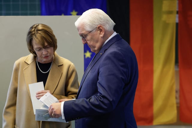 Frank-Walter Steinmeier und seine Frau Elke Buedenbender bei der Stimmabgabe
