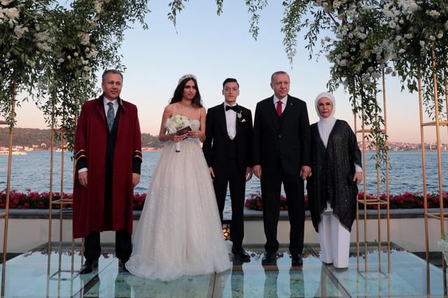 Enge Vertraute: Präsident Recep Tayyip Erdogan (2.v.r.) und seine Frau Emine Erdogan (rechts) bei der Hochzeit von Mesut Özil und Amine Gulse