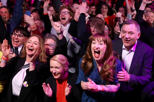 Große Freude: Linken-Chefs Heidi Reichinnek und Jan van Aken (vorne rechts) um 18 Uhr bei Verkündung der Prognosen