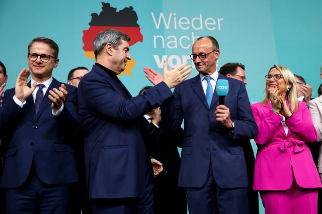 À Berlin, dimanche soir, le candidat de la CDU, Friedrich Merz (à droite), et son allié bavarois du CSU, Markus Söder, se réjouissent après l’annonce des résultats donnant 30 % des voix à la famille conservatrice allemande.