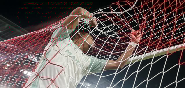 Spieler im eigenen Tor, der Ball auch oft – bei Werder läuft es derzeit nicht rund