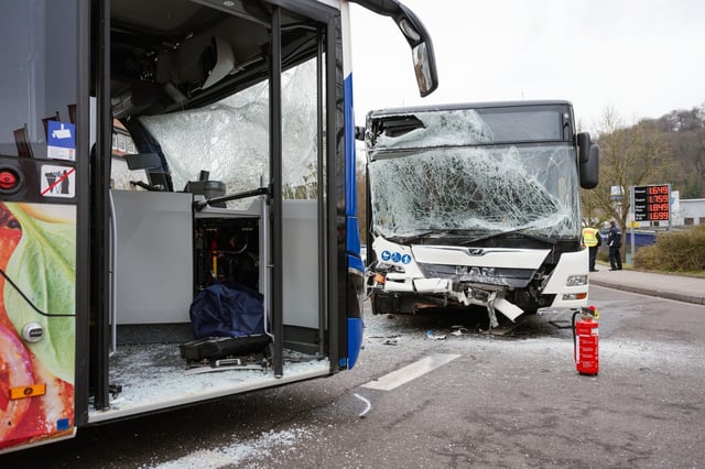 Vermutlich krachten die beiden Busse beim Abbiegen ineinander