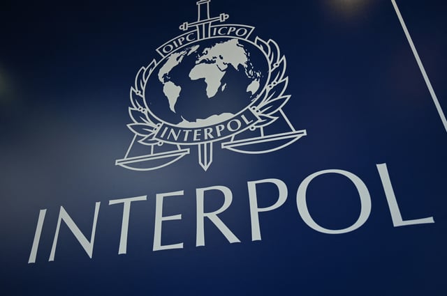 Sid Ahmed Berrayeh, né à Tlemcen en Algérie, fait l’objet d’une notice rouge d’Interpol pour meurtre.