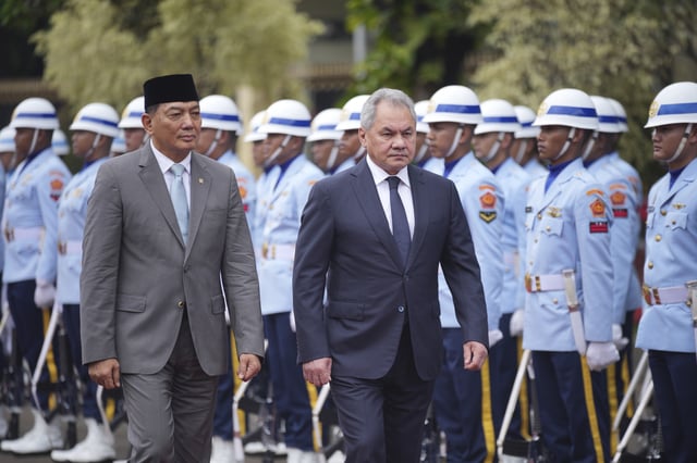 Russian Security Council Secretary Sergei Shoigu, right, and Indonesian Defense Minister Sjafrie Sjamsoeddin inspect honor guards during a welcoming ceremony prior to their meeting in Jakarta, Indonesia, Tuesday, Feb. 25, 2025. (AP Photo/Tatan Syuflana)