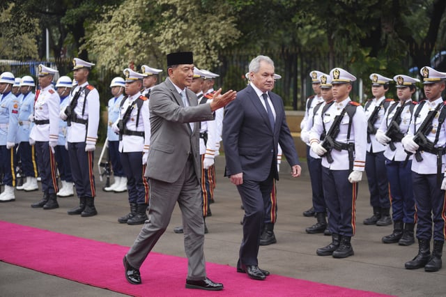 Russian Security Council Secretary Sergei Shoigu, right, and Indonesian Defense Minister Sjafrie Sjamsoeddin inspect honor guards during a welcoming ceremony prior to their meeting in Jakarta, Indonesia, Tuesday, Feb. 25, 2025. (AP Photo/Tatan Syuflana)