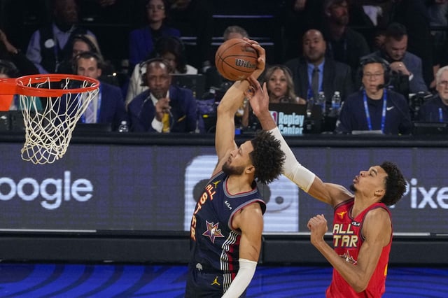 February 16, 2025; San Francisco, CA, USA; Kenny’s Young Stars guard Cade Cunningham (2, left) of the Detroit Pistons dunks against Chuck’s Global Stars forward Victor Wembanyama (1, right) of the San Antonio Spurs during the 2025 NBA All Star Game at Chase Center. Mandatory Credit: Kyle Terada-Imagn Images