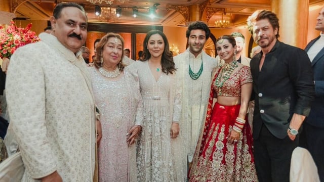 (L-R) Manoj Jain, Rima Kapoor, Gauri Khan, Aadar Jain, Alekha Advani and Shah Rukh Khan at the event. 