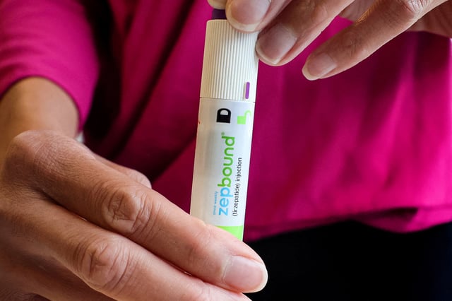 An injection pen of Zepbound, Eli Lilly’s weight loss drug, is displayed in New York City, U.S., December 11, 2023. REUTERS/Brendan McDermid/File Photo