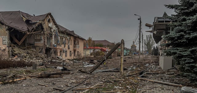 Kurachowe (Ukraine): Eine Straße zeigt das Ausmaß der Kriegsschäden in Teilen des Landes