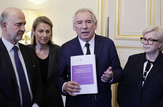 Le Premier ministre François Bayrou, Pierre Moscovici de la Cour des comptes, et les ministres Astrid Panosyan-Bouvet et Catherine Vautrin, à l'Hôtel Matignon à Paris, le 20 février 2025.