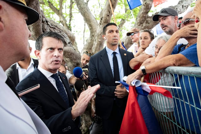 Manuel Valls à Nouméa, le 22 février.