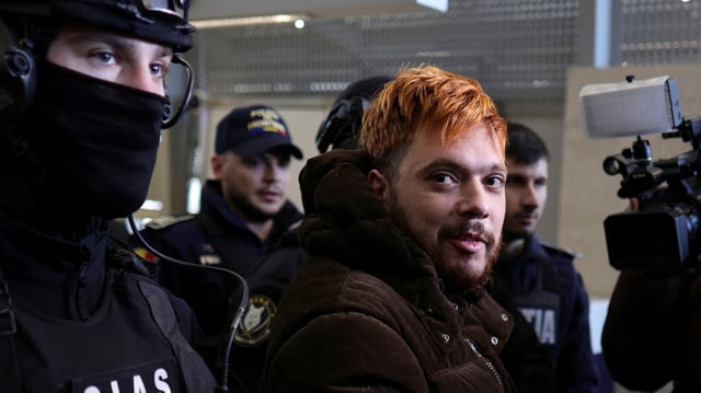 Extradition de Mohamed Amra: les images du narcotrafiquant escorté à l'aéroport de Bucarest