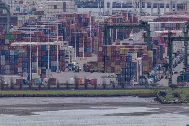  Shipping containers are seen at the port of Oakland as trade tensions escalate over U.S. tariffs, in Oakland, California, U.S., February 3, 2025. REUTERS/Carlos Barria/File Photo